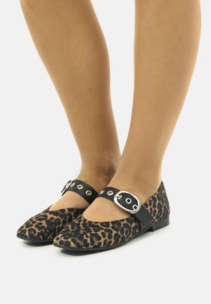 Bailarinas de estampado de leopardo con punta afilada, tirante negro con herrajes plateados y un upper de textura suave. Suela plana para mayor comodidad.