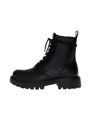 Botte de combat noire en cuir à lacets, avec semelle épaisse à crampons et languette à l'arrière, vue de profil sur fond blanc.