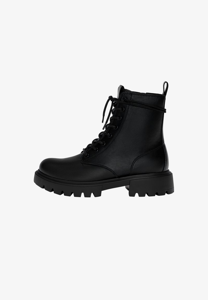 Botte de combat noire en cuir à lacets, avec semelle épaisse à crampons et languette à l'arrière, vue de profil sur fond blanc.