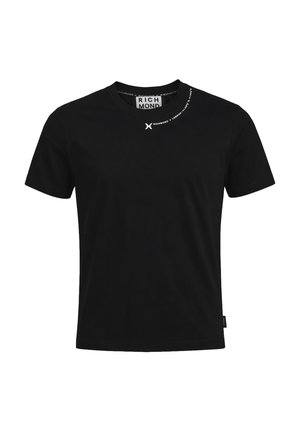 T-shirt nera a maniche corte con collo a girocollo, con piccola scritta bianca "Richmond" e logo vicino al collo e un'etichetta del marchio sull'orlo laterale.