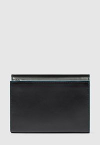 Cartera negra de cuero con una forma rectangular delgada, presenta una textura suave y costuras azules contrastantes a lo largo de los bordes.