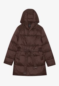 Brun, polstret jakke med hette, belted liv og strukturert stoff. Har diagonalt quiltet design og lange ermer. Minimalistisk stil.