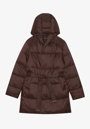 Brun, polstret jakke med hette, belted liv og strukturert stoff. Har diagonalt quiltet design og lange ermer. Minimalistisk stil.