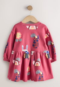 Lyserød kjole med lange ærmer, flæset skørt, med dyre- og skyprint i forskellige farver. Blødt bomuldsmateriale. Rund halsudskæring.