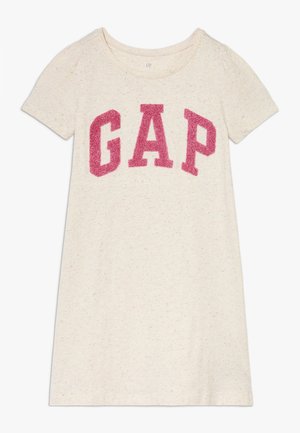Beiges Kurzarmkleid mit gesprenkeltem Muster und großem, strukturiertem rosa "GAP"-Logo auf der Brust.