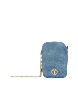 Kleine blaue Denim-Umhängetasche mit abgerundeten Kanten, goldener Kettenriemen und rundem goldfarbenem Logo-Emblem in der Mitte vorne.