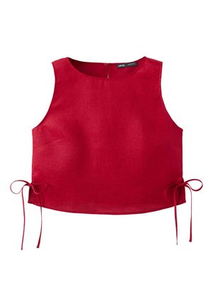 Ärmelloses rotes kurzes Top mit rundem Ausschnitt, seitlichen Bändern und einem Knopfverschluss hinten, gefertigt aus leichtem Stoff.