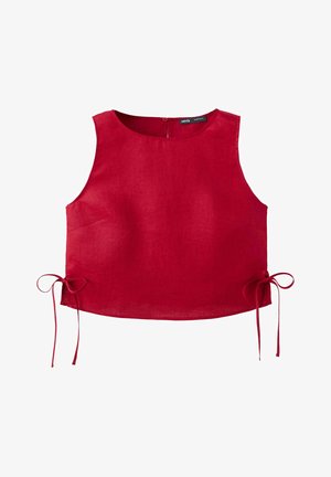 Crop top rouge sans manches avec encolure ronde, liens latéraux et fermeture à boutons au dos, fabriqué en tissu léger.