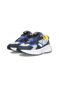 Urheilukengät, joissa on harmaa, laivaston sininen ja sininen verkkomateriaali yläosa, jossa on keltaisia yksityiskohtia ja kaksinkertainen säätöjärjestelmä nauhoissa. Valkoinen pohja.