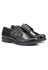 Zapatos de vestir de cuero negro con un acabado suave, diseño de cordones, puntera redondeada y un ligero detalle de costura en la parte superior. Suela de goma plana.