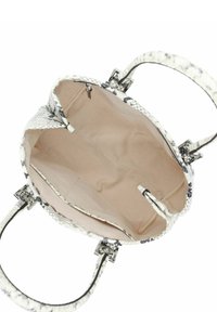 Sac à main en cuir imitation serpent blanc et gris, avec deux poignées, une texture lisse et un intérieur beige comprenant une poche zippée et un revêtement doux.