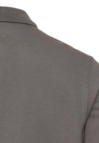 Grijze polo shirt van katoen, met een klassieke kraag en een soepele textuur. Zichtbare stikseldetails langs de naden.