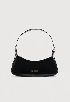 Borsa a tracolla in pelle verniciata nera dalla forma curva, con logo "LOVE MOSCHINO" dorato sul davanti e tracolla regolabile con dettagli dorati.