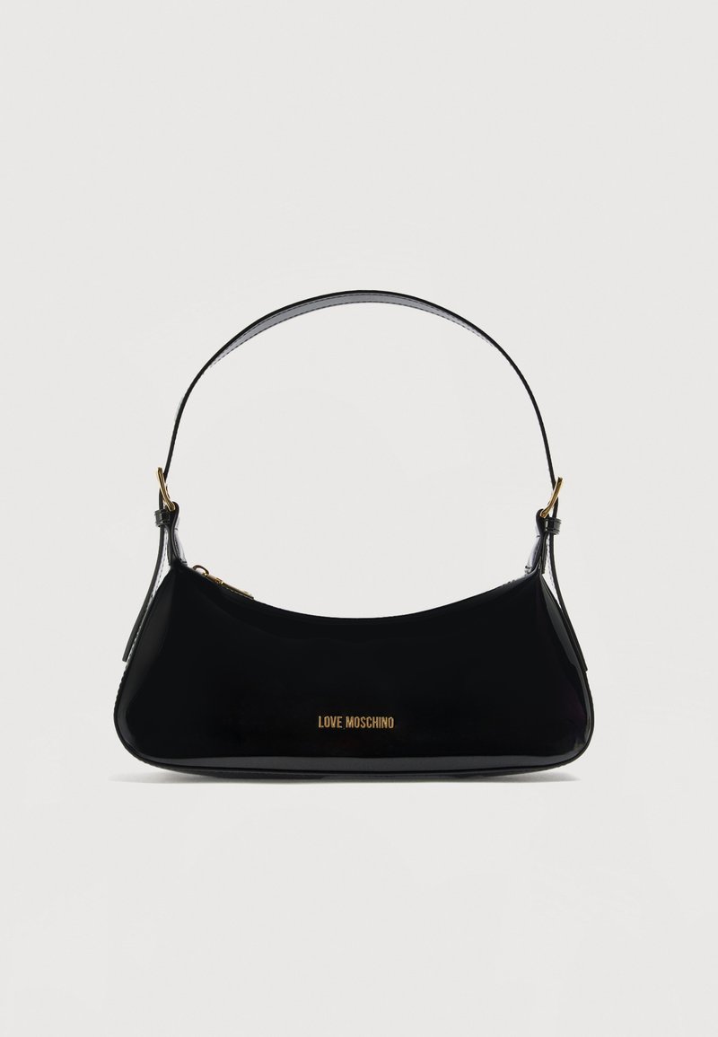 Μαύρη τσάντα ώμου από δερμάτινο πατέντα με κυρτό σχήμα, χρυσό λογότυπο "LOVE MOSCHINO" μπροστά, και ρυθμιζόμενο ιμάντα με χρυσά μεταλλικά στοιχεία.