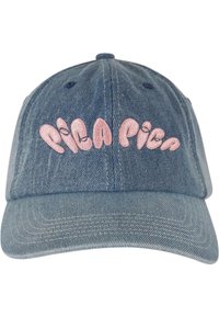 Denim baseball kepurė su apvaliu vainiku, kreivuoju vizoru ir rožiniu siuvinėtu tekstu "PICA PICA" priekyje. Medžiaga: džinsinis audinys.