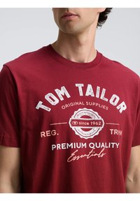 TOM TAILOR LOGO TEE - Camiseta estampada - burned cordovan red