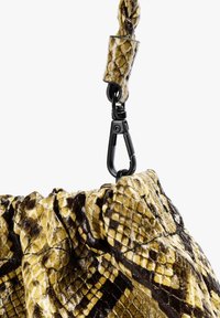 Bolso de mano de imitación de piel de serpiente en amarillo y marrón, con escamas texturizadas, diseño de tela fruncida y un cierre de metal negro.