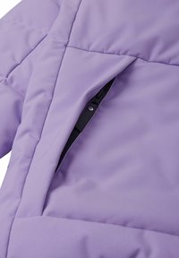 Sezione di giacca imbottita viola con tasca con zip e hardware nero. Texture liscia con linee cucite per dettagli di design.