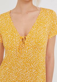 PULL&BEAR Freizeitkleid - yellow