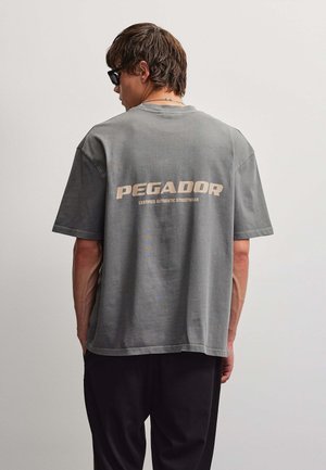 Pegador, COLNE LOGO OVERSIZED TEE - T-shirt con stampa - grau
