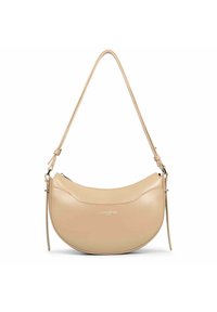Sac à bandoulière en cuir beige avec une forme incurvée, une bandoulière réglable et une texture lisse. Comprend un marquage subtil à l'avant.