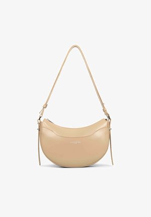 Sac à bandoulière en cuir beige avec une forme incurvée, une bandoulière réglable et une texture lisse. Comprend un marquage subtil à l'avant.