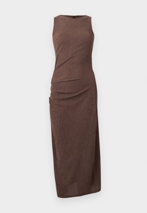 Varrukatuta, pikk pruun kleit tekstuurse ja kortsus kangaga, keha järgiva lõikega, mis ulatub kuni pahkluudeni.