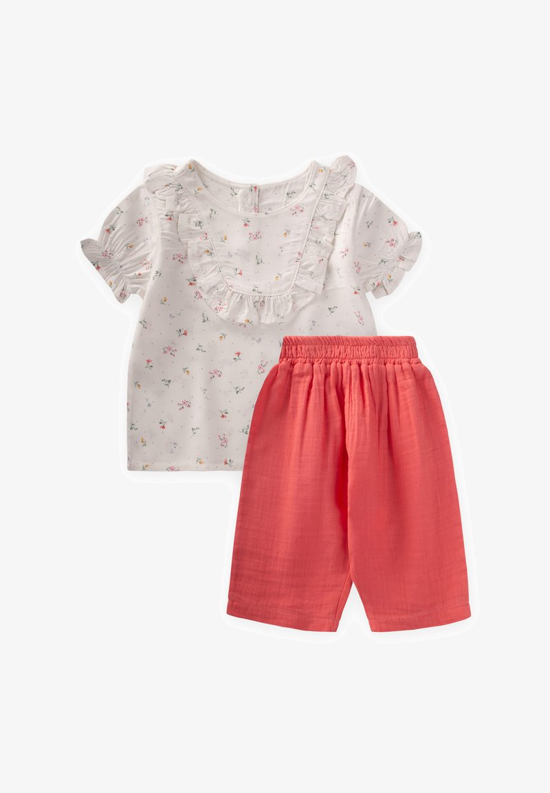 Top con estampado floral y cuello rizado, combinado con pantalones cortos color coral con cintura elástica. Material de algodón suave y ligero.