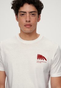 s.Oliver MIT FRONTPRINT - T-shirt imprimé - weiß