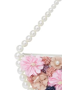 Perlekæde håndtaske med en kæde rem af perlelignende perler og et blomstermotivet i lyserøde, ferskenfarvede og lilla stofblomster. Teksturerede udsmykninger inkluderet.