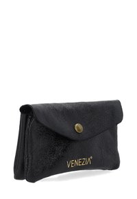 Sort læderpung med en tekstureret overflade, fold-over design, messingtrykknaplukning og mærkenavnet "VENEZIA" i guldskrift.