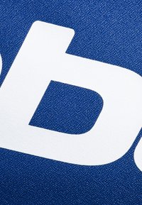 Fondo texturizado azul con una letra "b" blanca prominente que presenta bordes redondeados, destacando su superficie suave y diseño audaz.