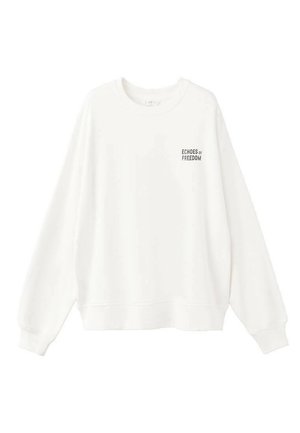 Hvid sweatshirt med afslappet pasform, rund halsudskæring og lange ærmer. Har sort tekst "ECHOES of FREEDOM" trykt på forsiden.