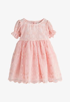 Hellrosa Baby-Kleid mit aufgepufften kurzen Ärmeln und floraler Spitzenüberlagerung, mit geraffter Taille und gezacktem Saum.