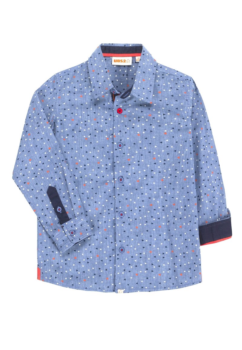 Camicia blu a maniche lunghe con bottoni, decorata con piccoli triangoli bianchi, neri e rossi, polsini blu scuro a contrasto e bottoni rossi e blu.