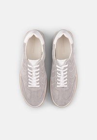 Grå semsket sneakers med hvite lisser og detaljer, med en jevn tekstur og en såle av gummigummi. Minimalistisk design med sydd detaljer.