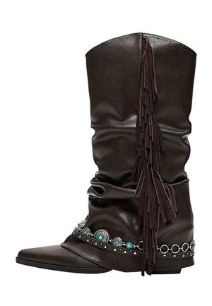 Sötétbarna bőr közép-szárú csizma hegyes orral, oldalsó bojtos díszítéssel, valamint türkiz és ezüst koncsóval és lánc díszítéssel.