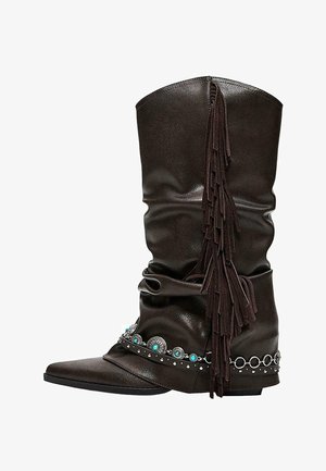 Sötétbarna bőr közép-szárú csizma hegyes orral, oldalsó bojtos díszítéssel, valamint türkiz és ezüst koncsóval és lánc díszítéssel.