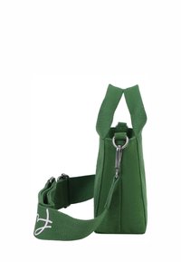 Bolsa de tela verde con forma rectangular, que cuenta con dos asas texturizadas, una correa desmontable y un acento de hardware plateado.