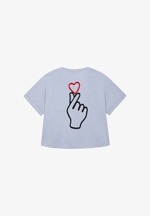 Hellblaues T-Shirt mit einer Grafik einer Hand, die eine "Fingerherz"-Geste über einem roten Herz macht. Lässiges und verspieltes Design.