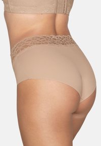 Beige hoogsluitend ondergoed met een kanten tailleband, een gladde textuur en een volledig dekkend ontwerp. Geen zichtbare naden of patronen.