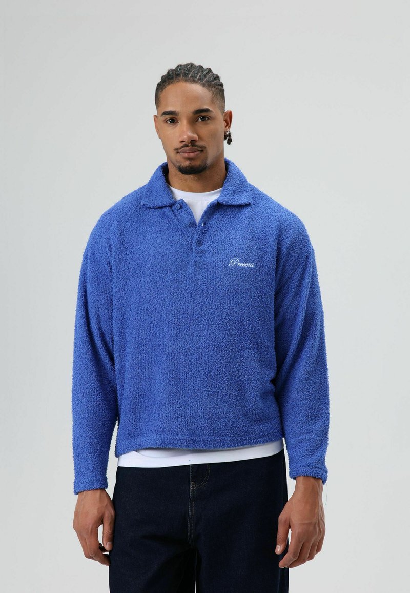 Fleece trui in felblauw met een kraag en drie knopen aan de voorkant, voorzien van lange mouwen en het geborduurde logo "Preceni".