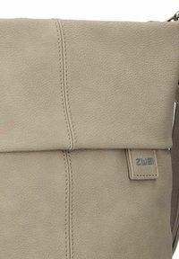 Borsa a spalla in pelle beige con parte superiore piegata, superficie texturizzata, cuciture ben visibili e un piccolo tag con il marchio cucito di lato.