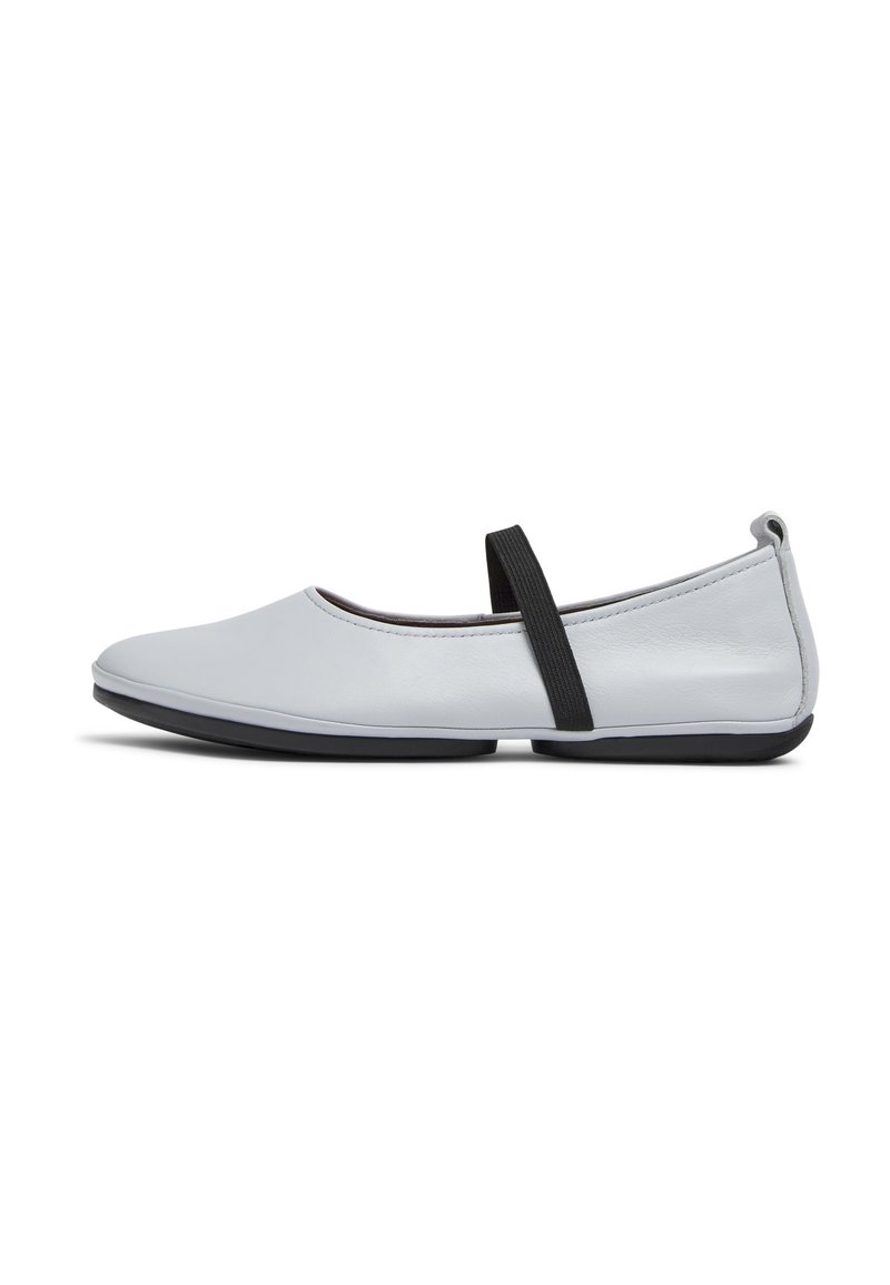 Scarpe flat grigie chiare con punta arrotondata, cinturino elastico, suola nera e finitura in pelle liscia. Design semplice con uno stile minimalista.