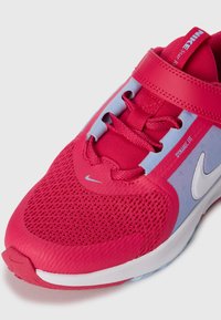 Baskets de sport Nike rouges et bleu clair avec une tige en maille, des lacets, une sangle et un logo swoosh blanc sur le côté et la zone des orteils.