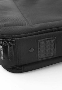 Czarna torba na laptopa z teksturowanej tkaniny, z zamkiem błyskawicznym, gumowanym logo i akcentem w geometryczny wzór.