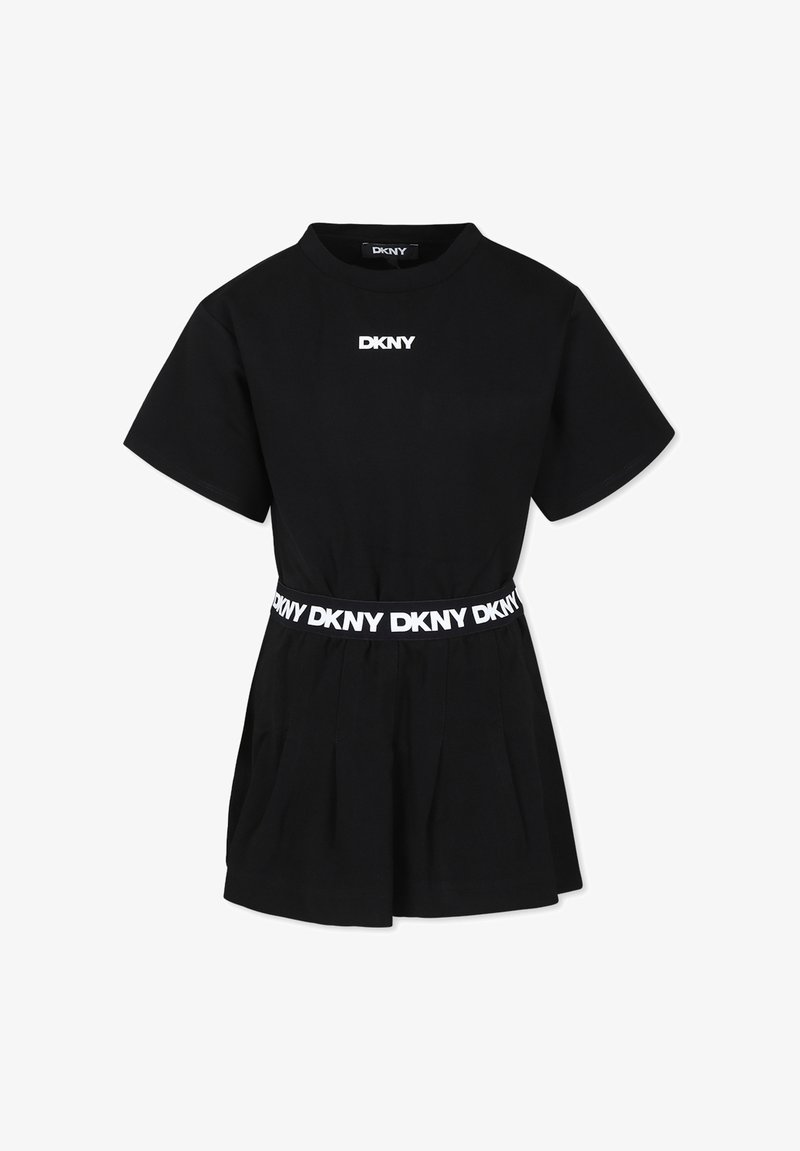 Robe t-shirt noire avec un col rond, des manches courtes, une jupe plissée et un logo DKNY blanc contrastant sur la poitrine et la taille.