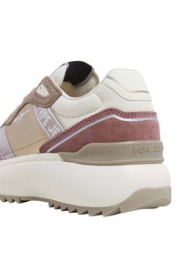 Sneaker met een combinatie van crèmekleurige, beige en stoffige roze materialen; heeft suède accenten, een getextureerde rubberen zool en een logo-detail.