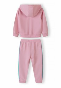 Setti vaaleanpunaisia huppari ja housuja, jotka on valmistettu pehmeästä kankaasta. Hupparissa on huppu ja ribbaus hihansuissa, kun taas housuissa on kontrastiväriset raidat sivuilla.