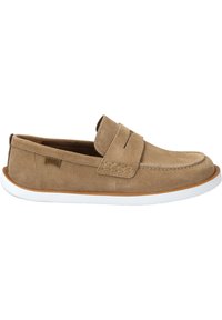 Tan ruskindsloafer med hvid gummisål, prydet med et syet design og en lille accentrem. Glat tekstur og minimalistisk stil.
